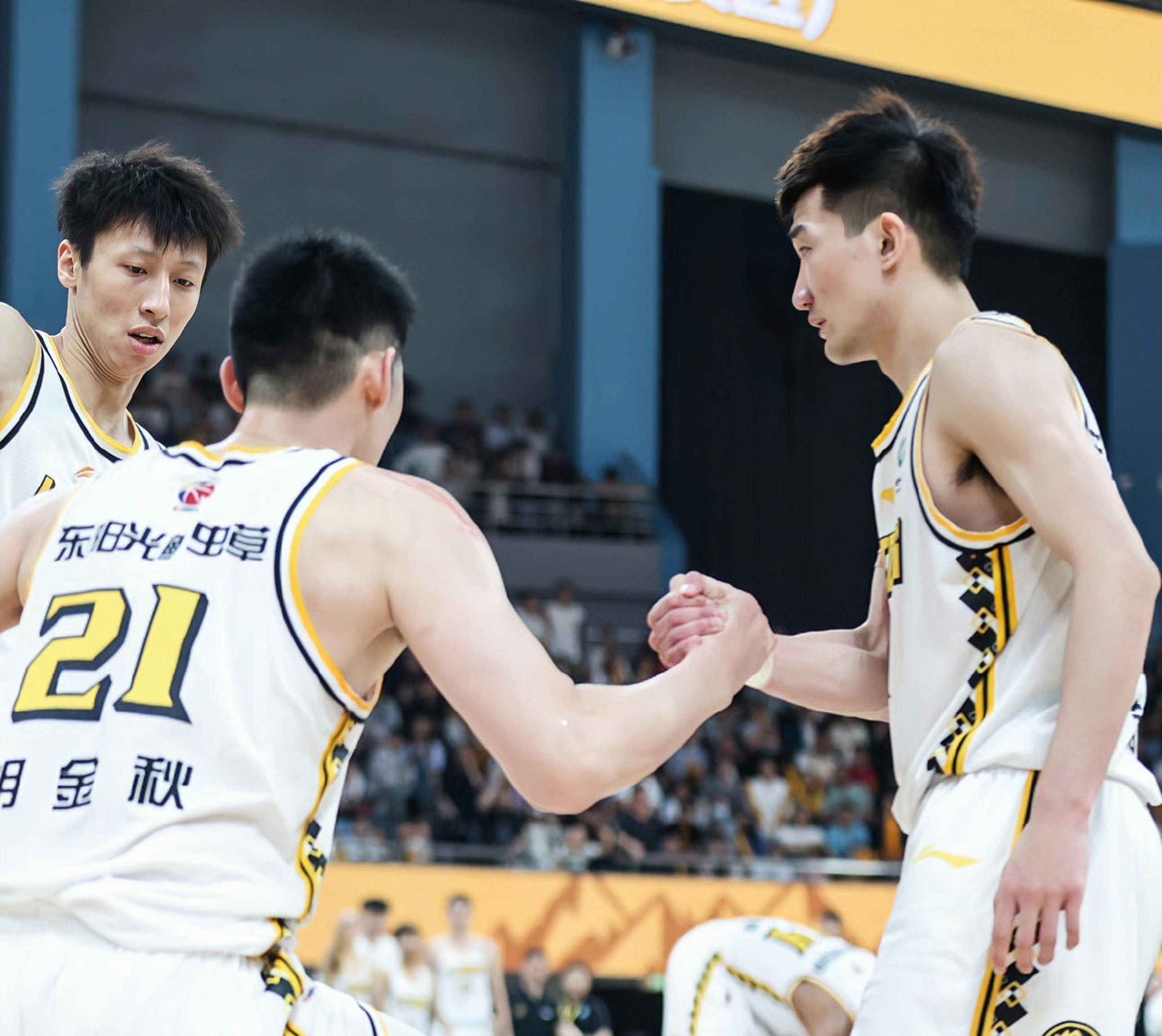 CBA季后赛倒计时，费耶诺德窗口期内部沟通，细节引发关注，信心回归，赛程密集仍需轮换的简单介绍