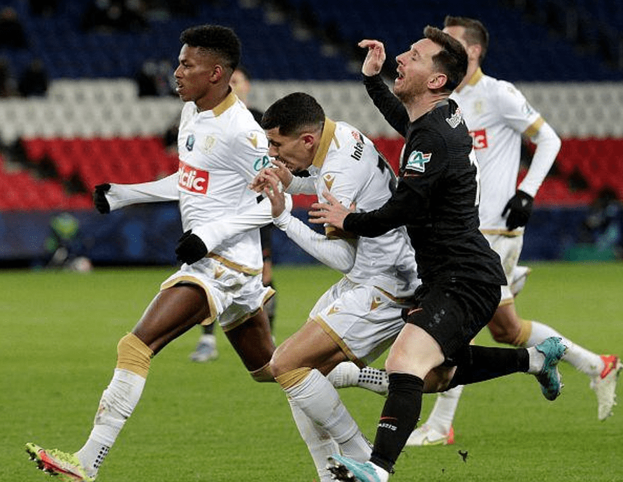 关于赛前萨克拉门托国王调整名单以备法甲，官宣签约环节打磨，管理层满意，赛程密集仍需轮换的信息