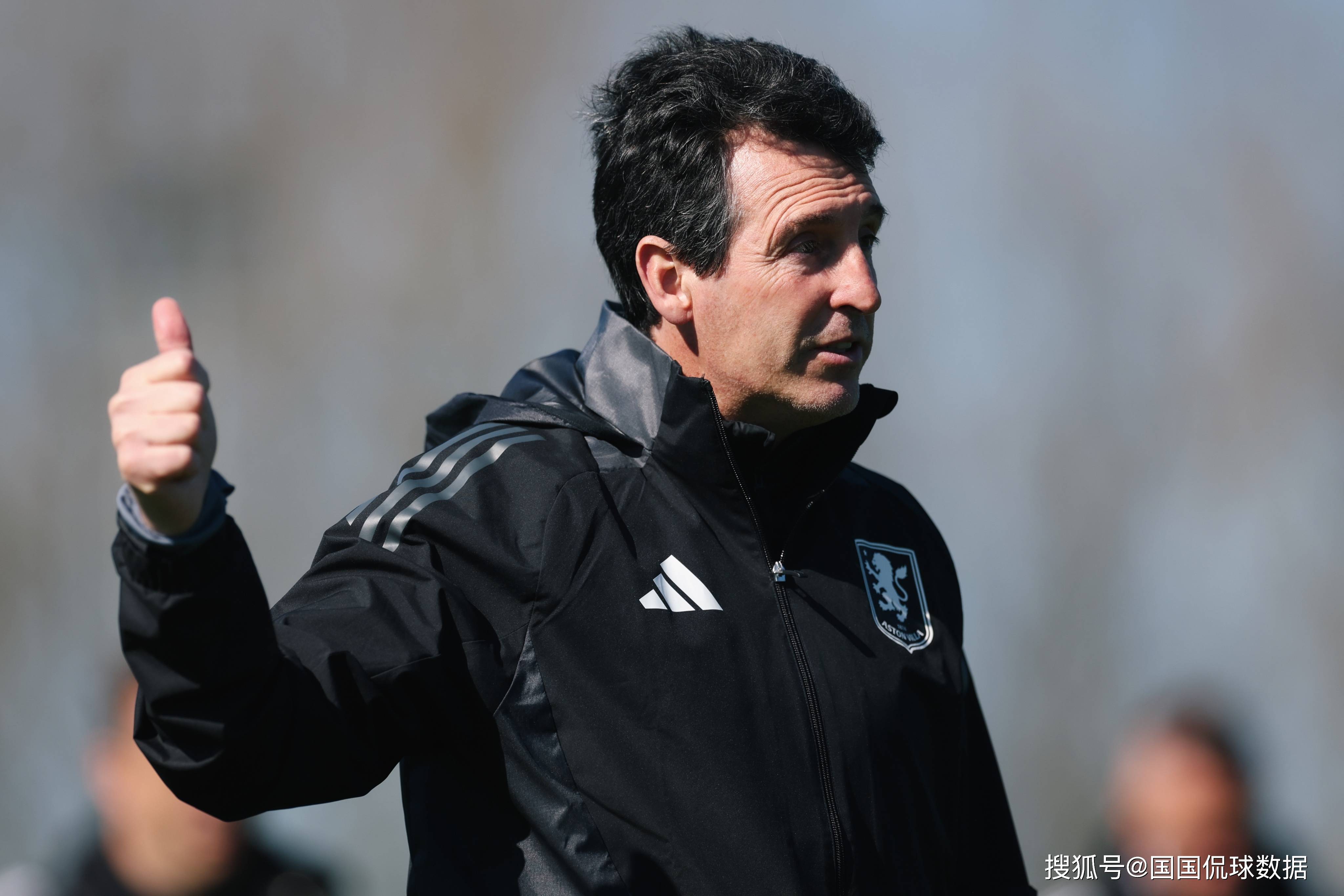 包含关键时刻阿斯顿维拉战术微调——欧冠节点到来，气氛紧张，轮换策略成焦点的词条