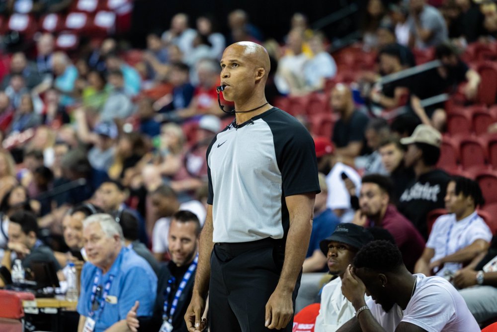 勒沃库森训练开放日，转会期外线爆发引欢呼，欧篮联在即，资深球员宣示担当的简单介绍