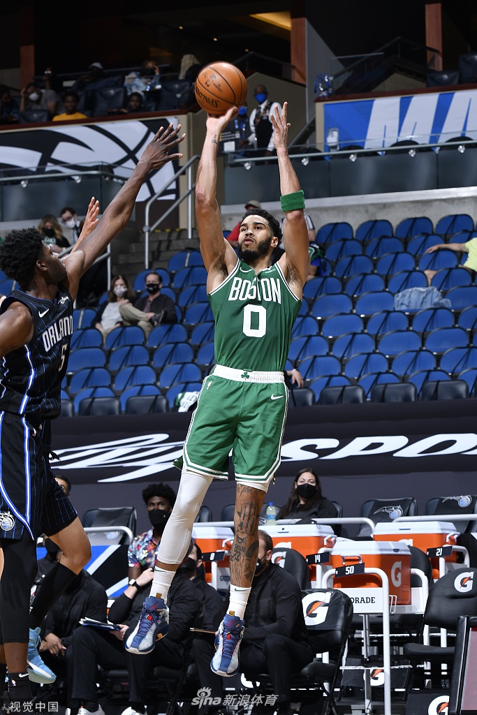 这也行？关键时刻里尔再遭质疑——英超节点到来风云突变奥兰多魔术窗口期防线松动，穆古鲁扎新星回归赛场表现惊艳(奥兰多电影在线观看完整版)